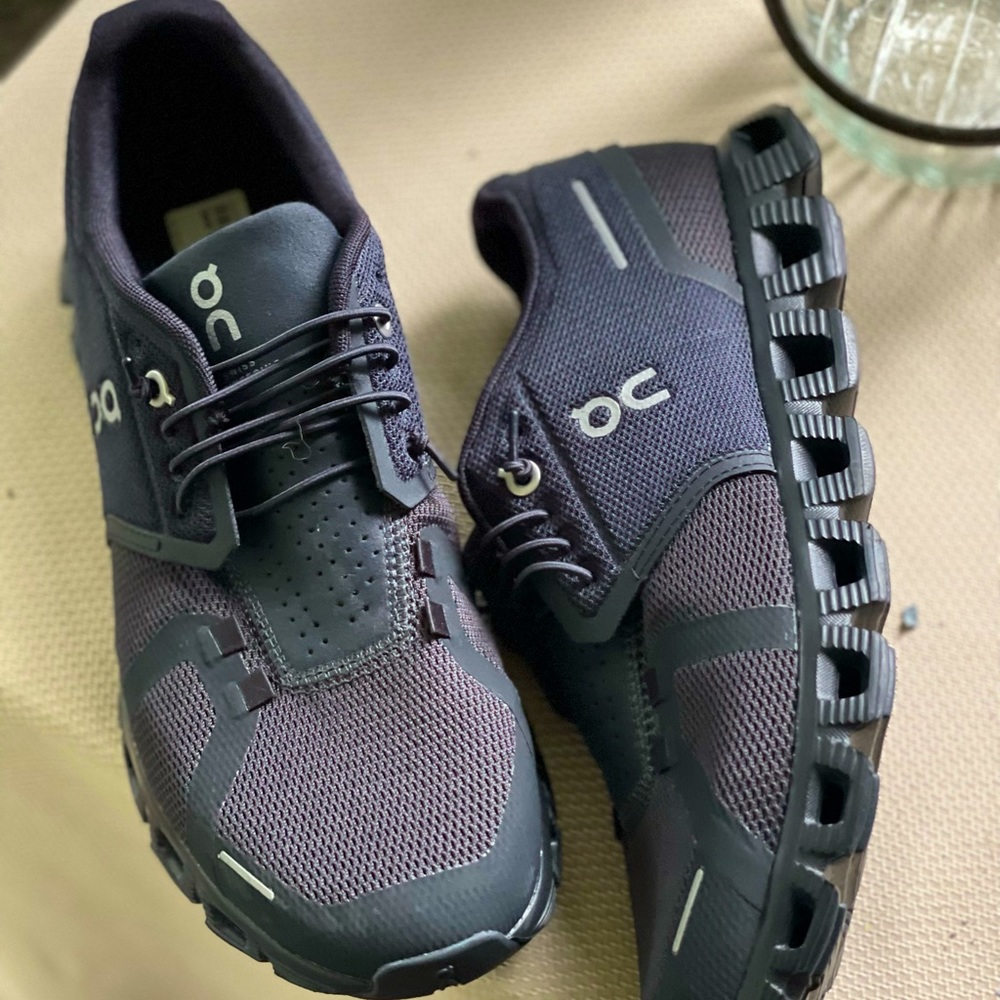 LIKE NEW On Cloud 5 Black Sneakers Men Size 7.5 (Women 9)!